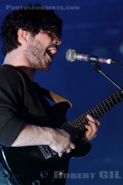 FOALS - 2010-11-25 - PARIS - Elysee Montmartre - Yannis Philippakis